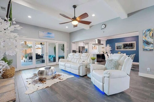 Pool Oasis w/5 BR 4 Bath Air Hockey Pool PingPong