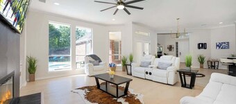 Exquisite 6 BR Retreat PoolSpa 4.5 Bath Sleeps 20+