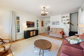 Smart TV, books - White House Retreat 3BR Downtown (Traverse City)