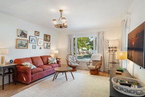 Smart TV, books - White House Retreat 3BR Downtown (Traverse City)