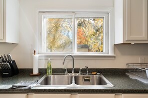 Fridge, microwave, oven, stovetop - White House Retreat 3BR Downtown (Traverse City)