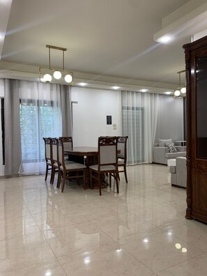 Departamento, 3 habitaciones, con acceso para personas discapacitadas, para fumadores | Restaurantes