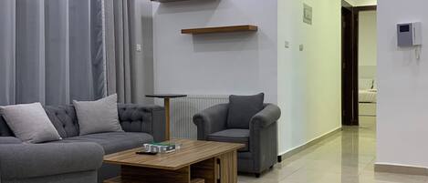 Apartment, 3 Bedrooms, Accessible, Smoking | Living room