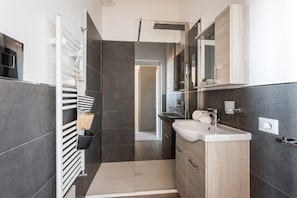 Een douche, een bidet, handdoeken