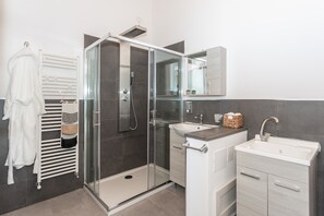 Shower, bidet, towels - Costa Ovest Apartments (Nurachi)