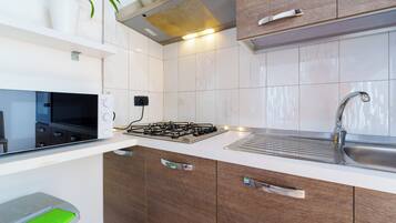 KĂŒhlschrank, Mikrowelle, Ofen, Herdplatte