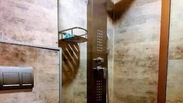 Produtos de toalete grátis, secador de cabelo, toalhas de banho