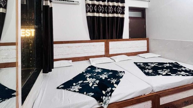Ein Schlafzimmer mit Bett, Deckenventilator und einem Vorhangfenster.