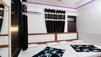 Driepersoonskamer, balkon, uitzicht op stad | Een strijkplank/strijkijzer, gratis wifi