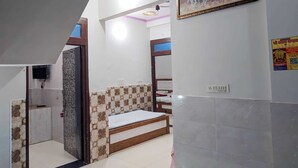 Ein Schlafzimmer mit einem Bett, einem Fernseher und einem Bild an der Wand.
