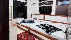 Ein Schlafzimmer mit einem Bett, einem Deckenventilator und einem Fenster mit Vorhängen.