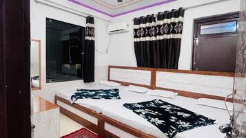 Superior vierpersoonskamer, airconditioning, uitzicht op stad | Een strijkplank/strijkijzer, gratis wifi