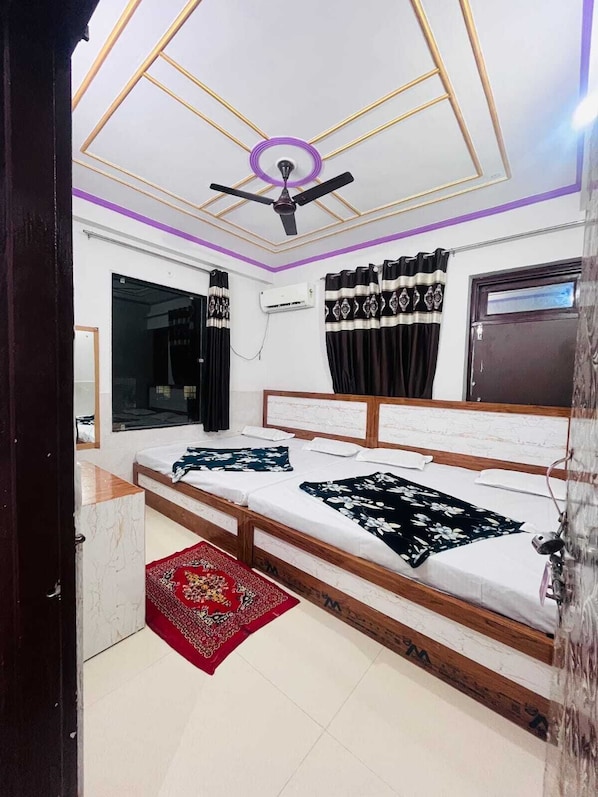 Neljän hengen superior-huone, ilmastointi, kaupunkinäköala | Silitysrauta/-lauta, ilmainen Wi-Fi