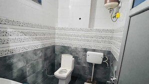 Ein Badezimmer mit Toilette, Bidet und Waschbecken.