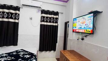 Dreibettzimmer, Balkon, Stadtblick | Bügeleisen/Bügelbrett, kostenloses WLAN