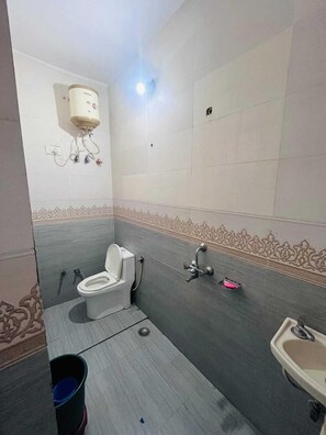 Triple Room, Balcony, City View | Bathroom | Slippers