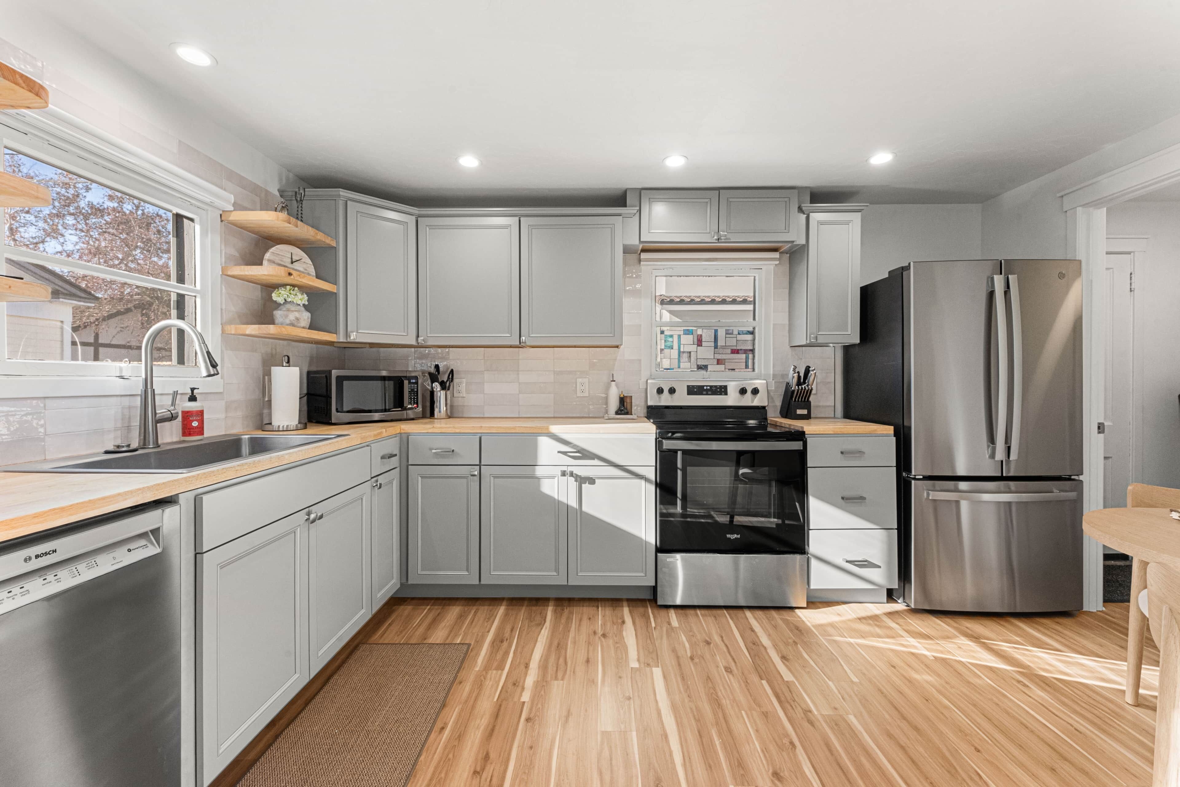 Frigorifero, microonde, forno, piano cottura