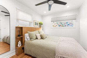Tabla de planchar con plancha, wifi y ropa de cama