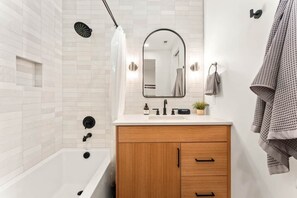 Douche, baignoire à jets, articles de toilette écologiques