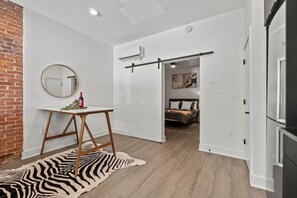 1 bedroom, desk, iron/ironing board, free WiFi - Modern Escape at Franklin Park! (Columbus)