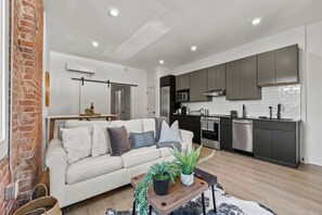 TV - Modern Escape at Franklin Park! (Columbus)