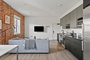 Fridge, microwave, oven, stovetop - 30 Nights • Pet-Friendly Apartment Near Park (Columbus)