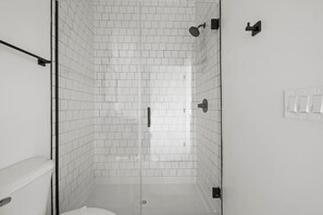 Shower, hair dryer - 30 Nights • Pet-Friendly Apartment Near Park (Columbus)