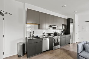Fridge, microwave, oven, stovetop - 30 Nights • Pet-Friendly Apartment Near Park (Columbus)