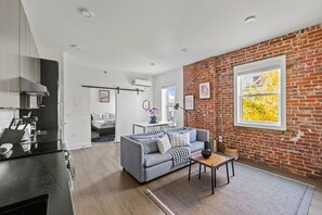 TV - 30 Nights • Pet-Friendly Apartment Near Park (Columbus)