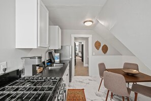 Fridge, microwave, oven, coffee/tea maker - Studio & workspace & high-speed WiFi (Columbus)