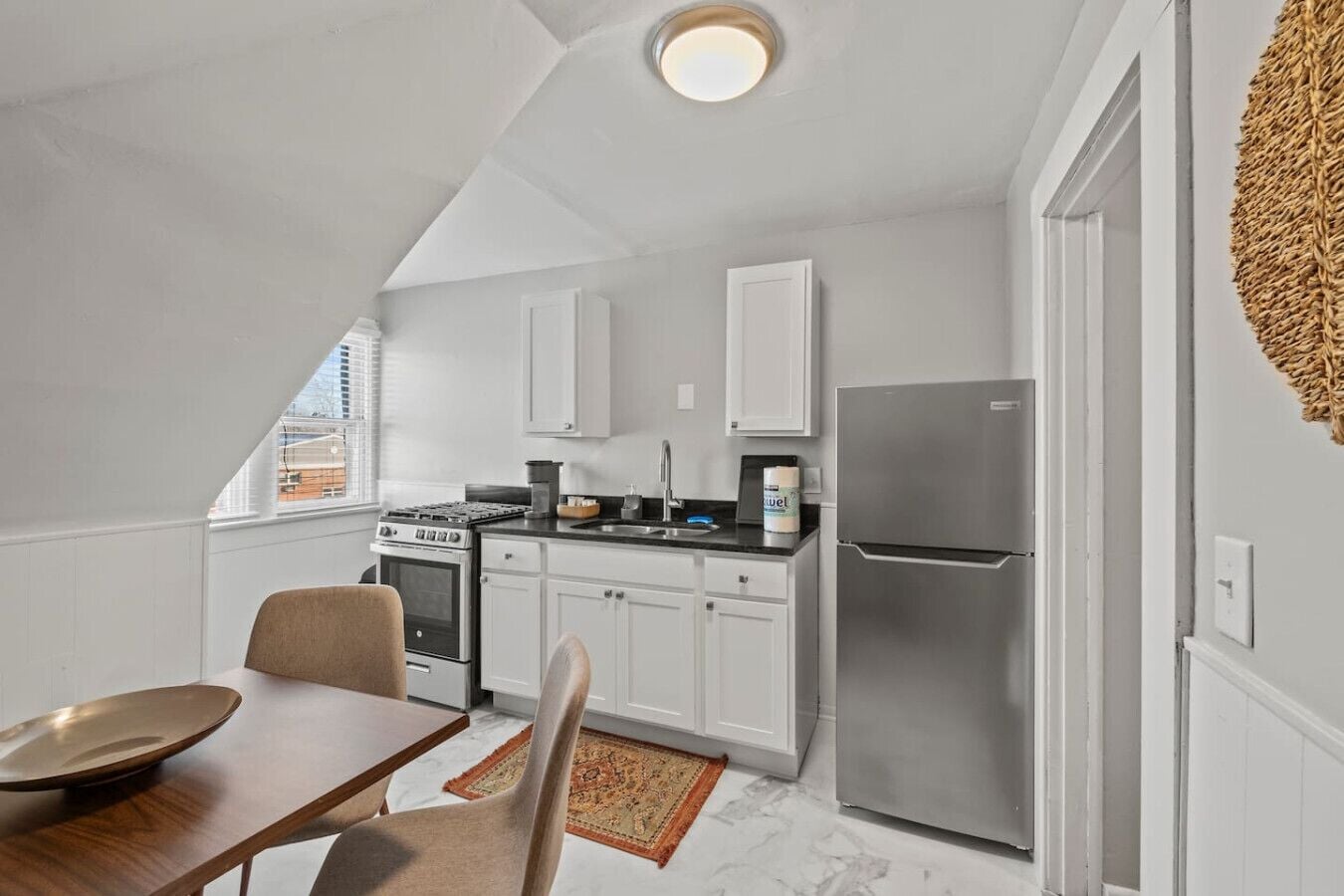 Fridge, microwave, oven, coffee/tea maker