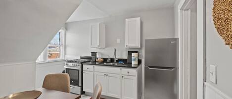 Fridge, microwave, oven, coffee/tea maker