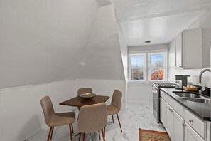 Fridge, microwave, oven, coffee/tea maker - Studio & workspace & high-speed WiFi (Columbus)
