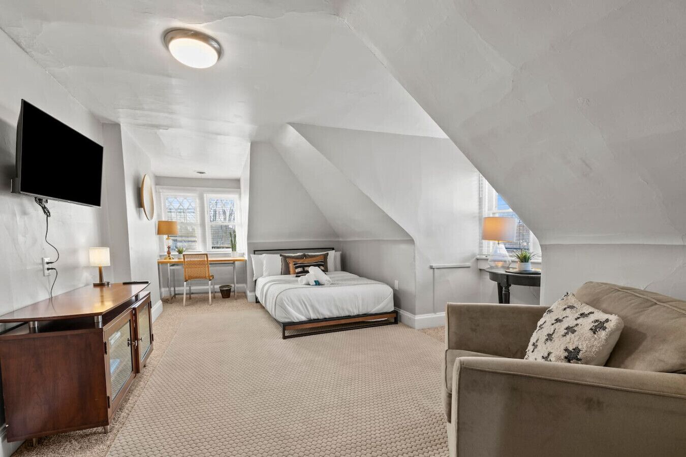 Desk, iron/ironing board, WiFi, bed sheets