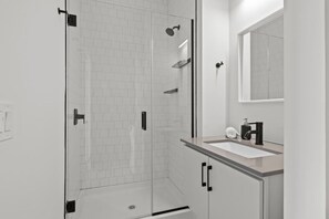 Shower, hair dryer, towels - Cozy 30-Night Stay|Your Monthly Home in Columbus (Columbus)