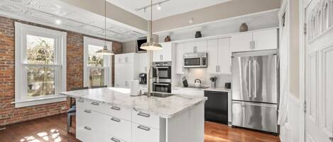 Kjøleskap, mikrobølgeovn, ovn og kokeplater