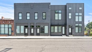 Una hilera de edificios modernos con ventanas amplias y fachada plana.