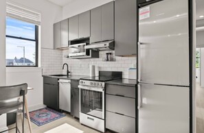 Fridge, microwave, oven, stovetop - Ideal for Long Stays | Pet-Friendly/ Franklin Park (Columbus)