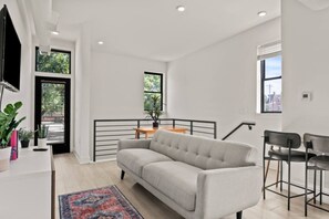 TV, books - Ideal for Long Stays | Pet-Friendly/ Franklin Park (Columbus)