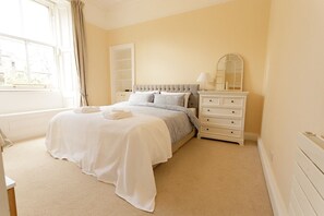 Iron/ironing board, WiFi, bed sheets - The Sylvan Suite: 2-bed flat on the Meadows (Edinburgh)