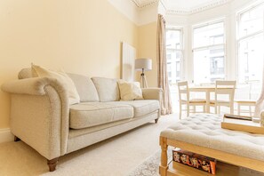 Living area - The Sylvan Suite: 2-bed flat on the Meadows (Edinburgh)