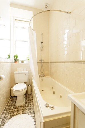 Jetted bath, hair dryer, towels, soap - The Sylvan Suite: 2-bed flat on the Meadows (Edinburgh)