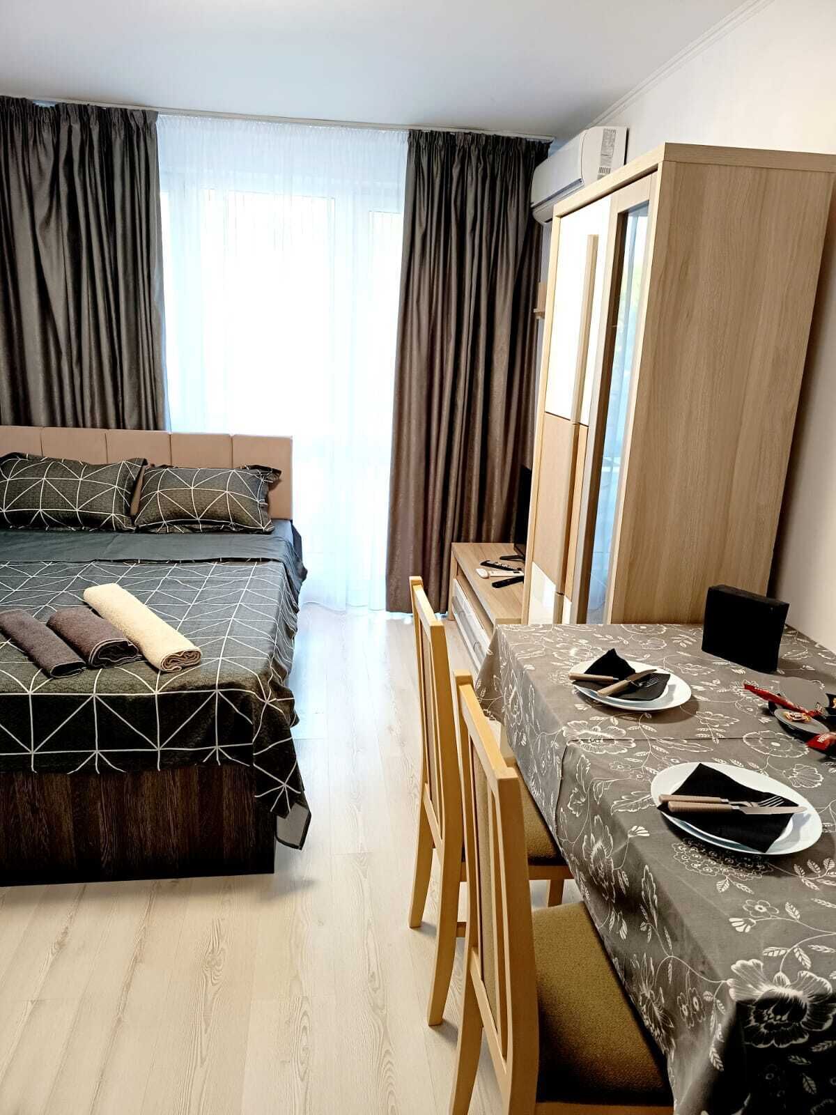 Tabla de planchar con plancha y ropa de cama 