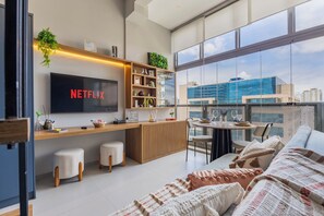 Smart TV - Premium Studio Apartment with Mezzanine and Sunset View – Moema (São Paulo)