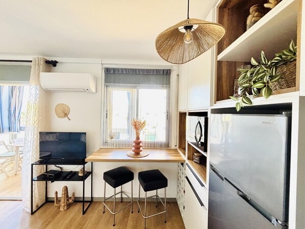 Interior - Renovated Apartment with Terrace and Private Parking (Roses)