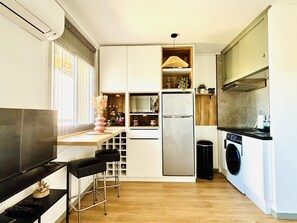 Fridge, microwave, stovetop, coffee/tea maker