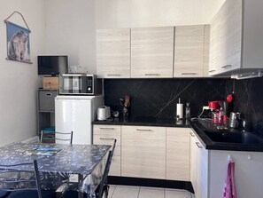 Kühlschrank, Mikrowelle, Wasserkocher mit Kaffee-/Teezubehör, Toaster