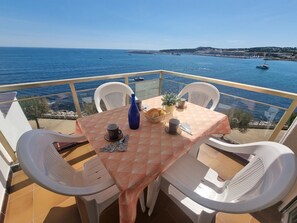 Outdoor dining - Cozy apartment with terrace and pool in L'Escala (L'Escala)