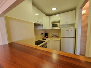 Frigorífico, microondas, horno y cafetera o tetera