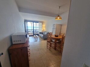 Interior - Cozy apartment with terrace and pool 50m from the beach (L'Escala)